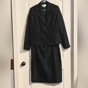 Le suit two bottom wide lapel black skirt suit. Size 10.